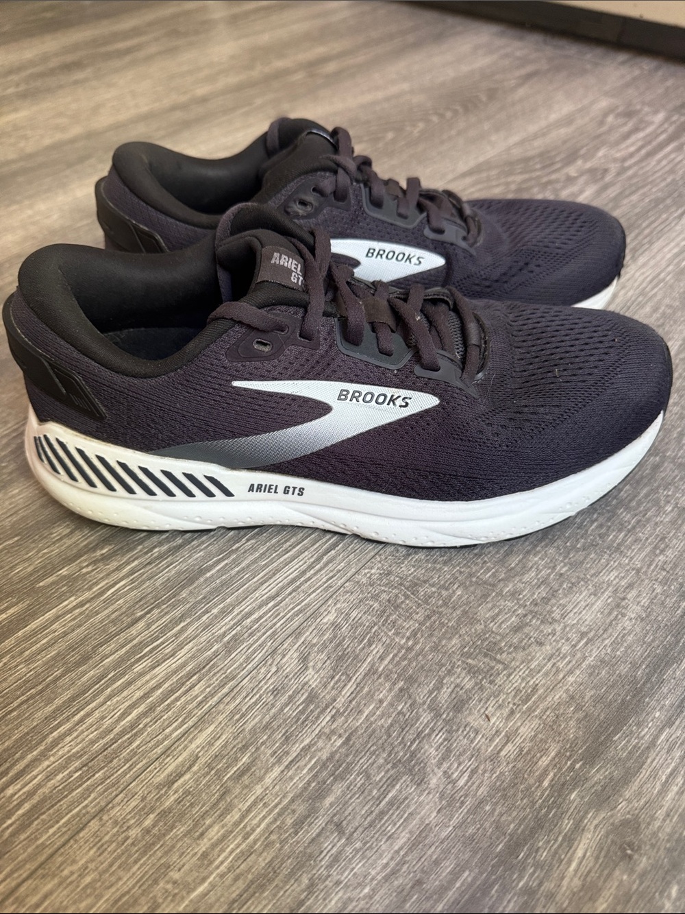 Brooks Ariel GTS blue navy and White Stability Sneakers